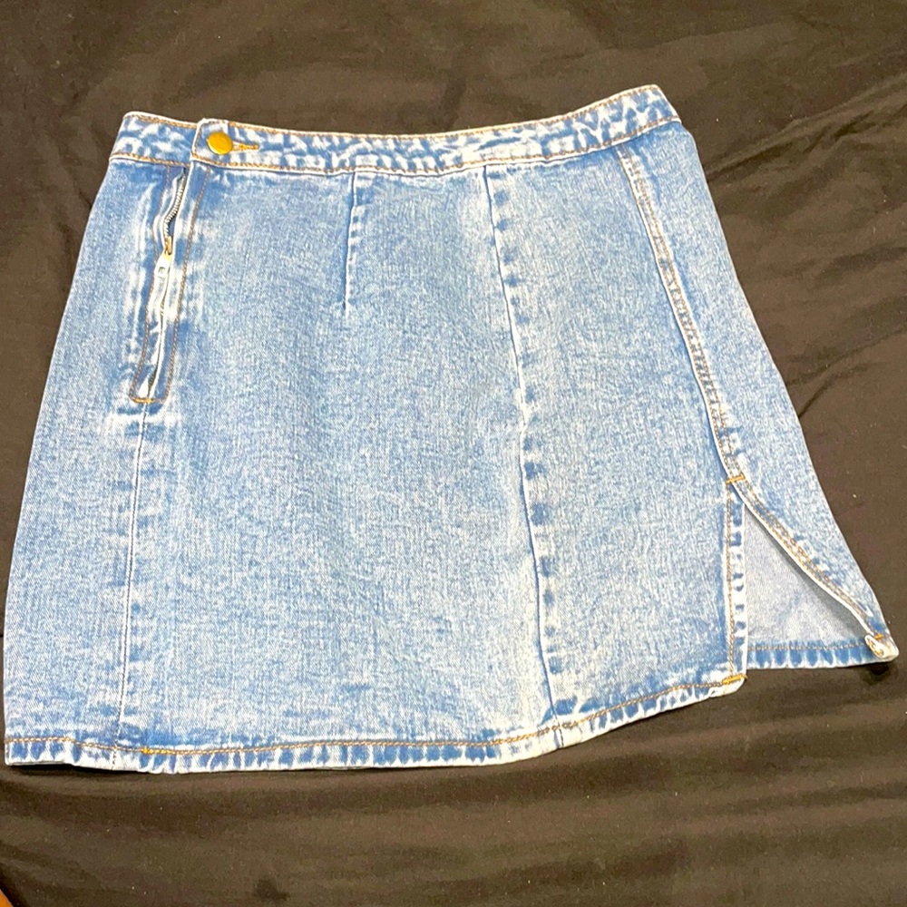 Light wash split hem denim skirt